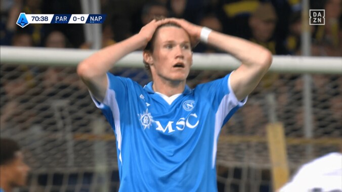 「奇跡だ！」鈴木彩艶の“指先スーパーセーブ”を現地メディア大称賛「本能で止めた」「乗り越えられない壁」首位ナポリを唖然とさせた瞬間 3枚目