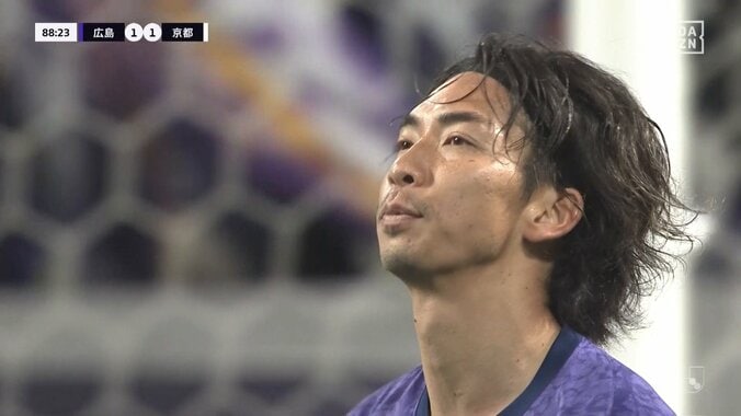 「ボールに行ってない…」広島MFの“強烈ショルダータックル”にSNS騒然「ありなの？」「荒すぎ」ノーファウル判定に京都指揮官も怒り 5枚目