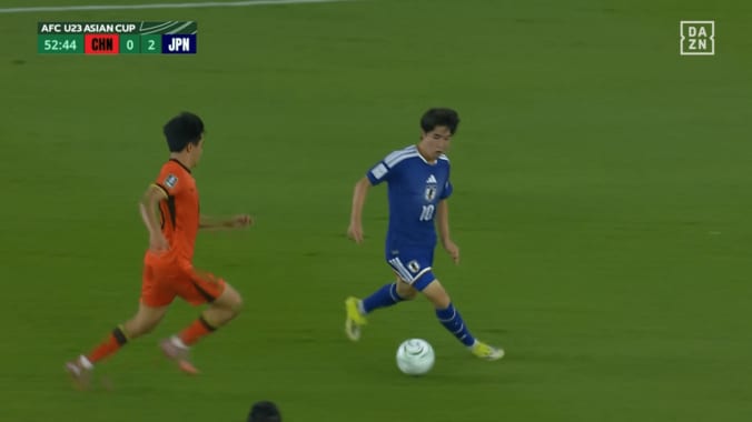 「かなりダーティー」日本代表10番、中国DFの“超危険アフタータックル”で両足を挟まれる…「ありえんやろ」「削られてる」ノーファウル判定も物議【U23アジアカップ】 4枚目