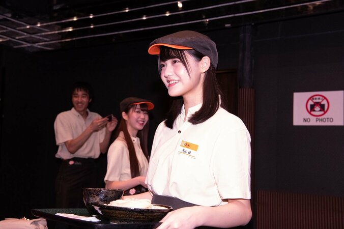 「絶対お肉！」=LOVEがはなまるうどんの新商品をピーアール＆配膳する 8枚目
