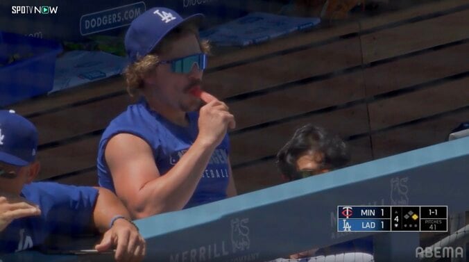 ド軍ベンチで珍光景！ フリーマンが打席に入る中「食ってんのかよ」 キケの“大胆行動”に実況も苦笑「日本でやったらアウトでしょうね」 3枚目