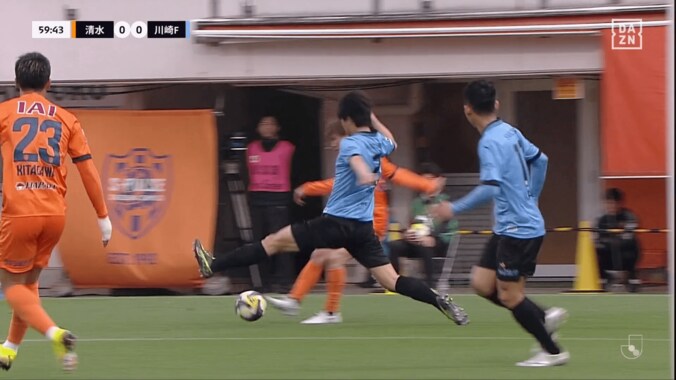 嘘だろ…？ 36歳元日本代表MFの“ノールック股抜きパス”にファン驚愕！「レベルが違う」「錆びつかないなあ」「なんやそれ…」乾貴士が川崎翻弄でPK誘発 5枚目
