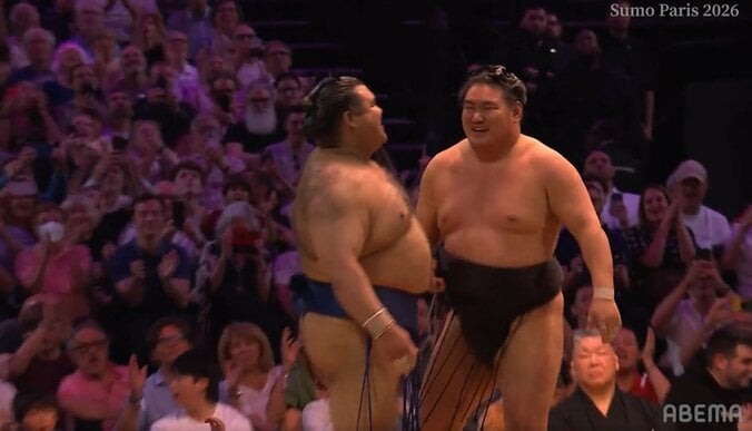 豊昇龍が高安に見せた“優しい”笑顔 取組直後にカメラが捉えた印象的だった一コマ 大相撲パリ公演 4枚目