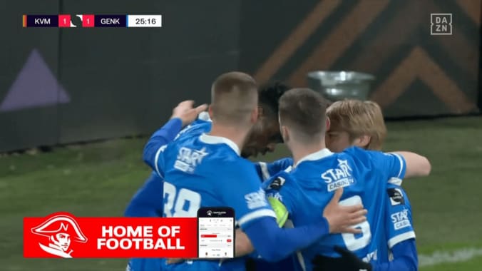 歓喜の輪に加わる伊東純也