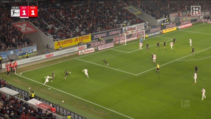 えっ、そこ通す？日本代表MF、絶品の“股抜きパス”で相手2人を無力化！鈴木唯人がタッチライン際から決定機演出 5枚目