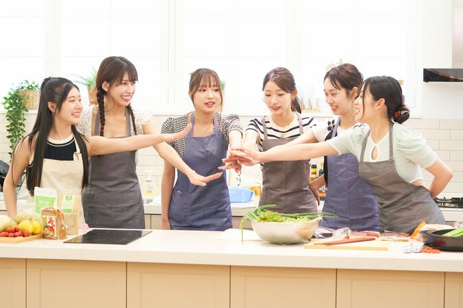 スタイル抜群の25歳現役グラドル、ミニスカエプロン姿で手料理披露！ 家庭的なギャップにイケメン経営者がメロメロ 2枚目