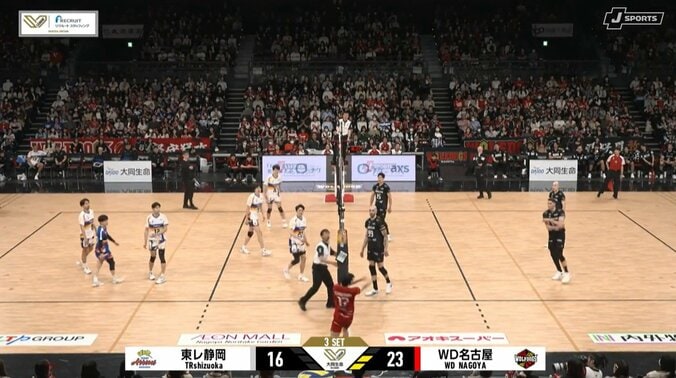 「すごい技を…」男子バレー、リベロが執念の“ゼロ角度”返球 アリーナ喝采 4枚目