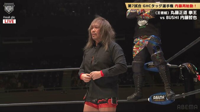 リングでゆっくりと服を脱ぐ内藤