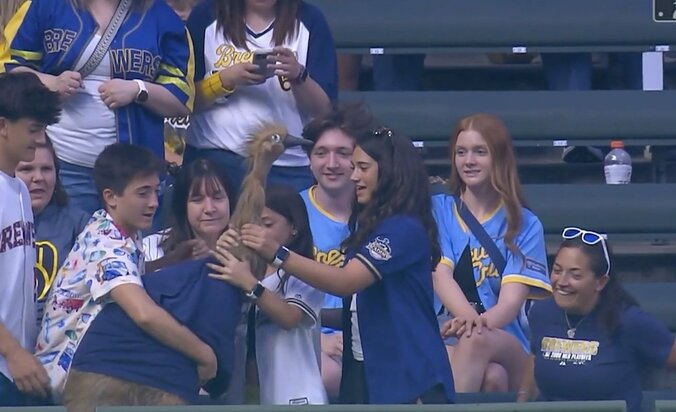 【写真・画像】なんだこれは…？ “打ちすぎる両打ち捕手”の特大打球が落ちてこない「漫画かよw」 マ軍ローリー、MLB単独トップ24号にファン騒然「バケモノやな」　1枚目