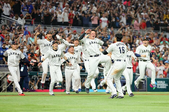 歓喜の大谷翔平、最速到着は“デスターシャ”牧だった！ あまりの迫力に大谷もちょっとびっくり？ 1枚目