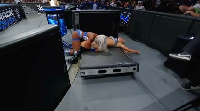 その後、バリケードへ突っ込み両者ダウン