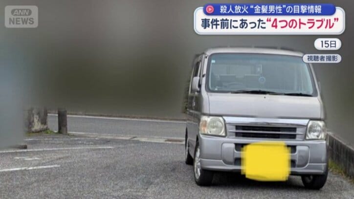 入り口をふさぐシルバーの軽自動車