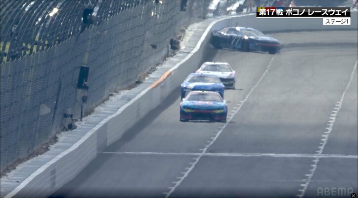 【写真・画像】「あっぶねえ！」コース中央でカムリがドーナツターン！？ ギリギリ回避も解説者が注意喚起「逆走ですよ」　1枚目