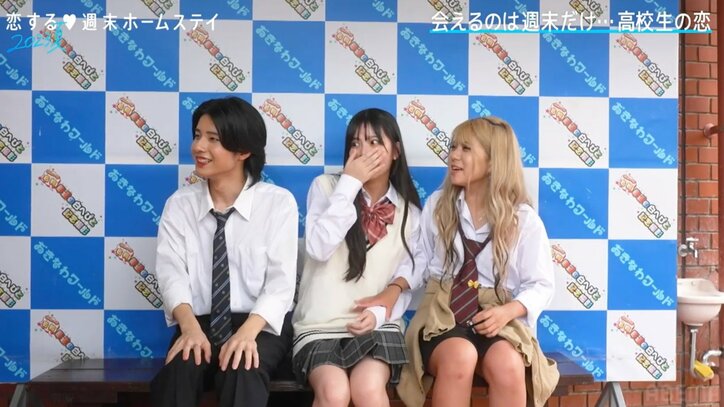 巨大な蛇を体に巻かれ…金髪ギャル&清楚系女子高生が悲鳴をあげ硬直「ひゃー!」