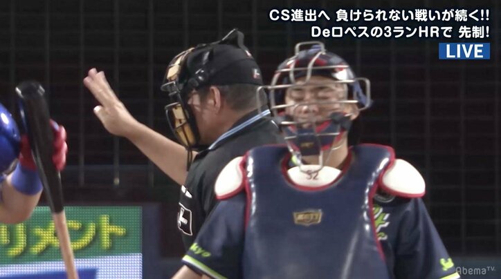 54歳・森球審のマスクに150キロ速球+筒香のファウルが直撃! 足元ふらつくもすぐに立ち直るプロ根性