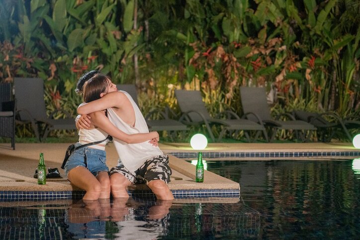 夜のプールでギュッと抱きしめ「俺を信じて」互いの気持ちを確かめ合う美男美女 