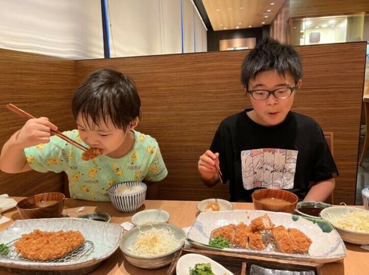  山田花子、夫が息子達を初めて連れて行った場所「どっちが美味しかったかな？」 