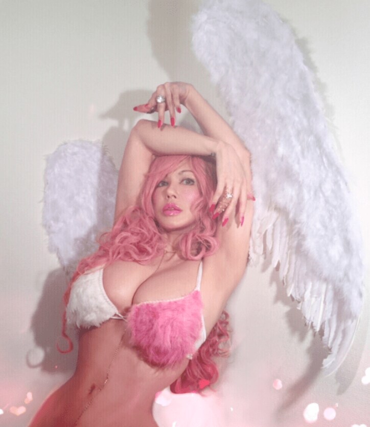 叶恭子、セクシーすぎる天使コスプレを披露　「生きる宝石のよう」