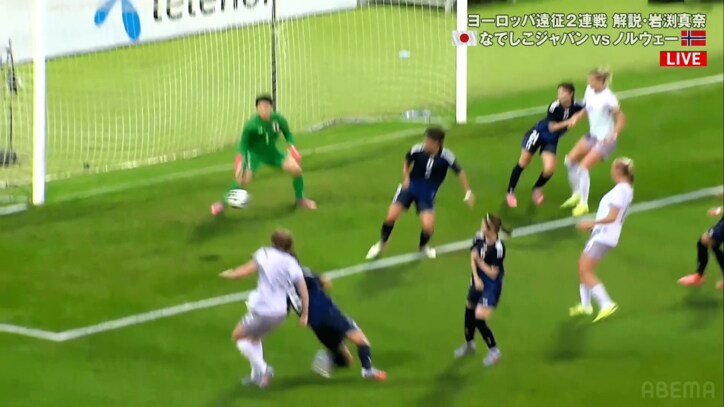 強烈なシュートを叩き込まれた瞬間