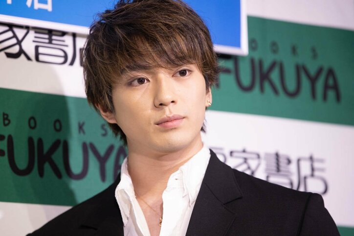 新田真剣佑、ベッドシーン撮影を振り返る「オジサン二人とシーツにくるまってます」