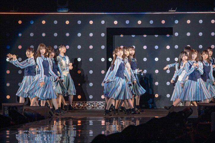 日向坂46が平成最後の『TGC』で3曲ミニライブ、濱岸ひよりが初ランウェイで笑顔を見せる
