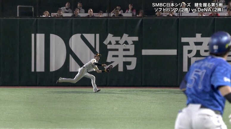 「あの打球に追いつくのえぐいって」SB・周東の守備範囲に驚愕「広すぎだろ」 右中間を抜け…なかった衝撃の瞬間