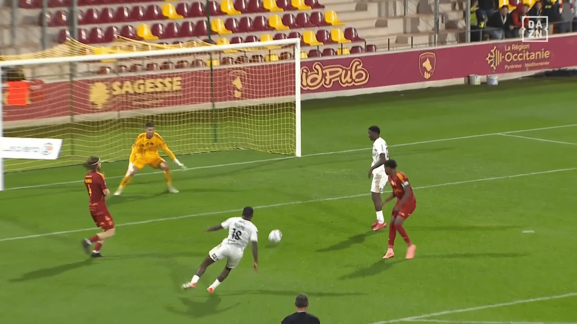 アキエメのシュートは残念ながら枠外