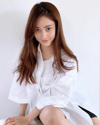 「美脚美女」「めっちゃスタイル良い」谷まりあのキュートな上目遣いショットに絶賛の声