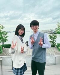 「制服姿可愛すぎ」「天使」岡本夏美＆高杉真宙の制服姿の2ショットに絶賛の声