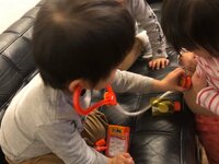 大渕愛子『兄妹で遊ぶ様子』