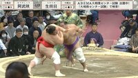 【映像】土俵下に落下しそうな相手を咄嗟に抱える力士