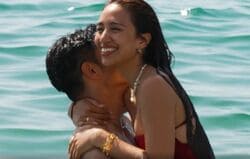 スタイル抜群のモデル美女、露出度高めの水着姿に婚約者がうっとり「お尻見てるじゃん」スタジオがツッコミ