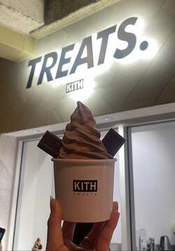  ハイヒール・モモコ、娘と訪れたハワイで並んで堪能した品「ディナーの帰りに流行りの」 