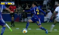 「マジで強くて鋭い！」U-23日本代表DFの“超絶ターン”が話題沸騰！ 大畑歩夢が２人相手に脅威のキープ→鋭い横パスでプレアシストの一部始終「そのプレー浦和でも見せて」