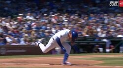 何が起きたか分からない…！ 打った瞬間に“珍しすぎるアクシデント”発生「びっくりしたw」「本人も笑うしかない」 バットが足に引っかかってスライディング！？