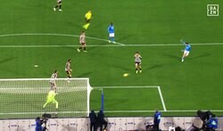 「エグすぎ！」豪快な“高難度ダイレクトボレー”が炸裂！ セリエA最優秀選手の美しいゴラッソにファン大興奮「姿勢が綺麗」「吹かさなかっただけでもすごい」