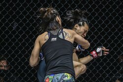 「女子の倒れ方じゃない…」女子軽量級で異例の“ワンパンKO”決着 ケージ際まで吹っ飛ぶ衝撃にネット騒然