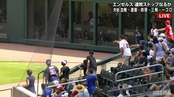 「あれ？ボールは？」見失う選手にファンが全力で「あっち！あっち！」と指示する珍プレー