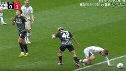 どこがファウルなんだよ！「怖っ！」「エグいな…」堂安律が背後から堂々と“危険タックル”で吹っ飛ばした瞬間　相手を削り倒しても余裕の鬼メンタル