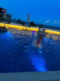  松嶋尚美、約30分間貸し切り状態だったナイトプール「大暴れしてました」 