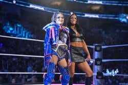 「お気に入りの2人」“ド派手ビジュ”日本人美女と“美腹筋”秘書パートナーの仲良し作戦会議にほっこり「英語も上手くなってる」