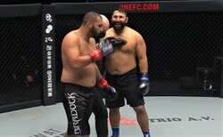 「試合中に笑ってる…」放送席を困惑させたヘビー級ファイターの奔放な振る舞いが話題