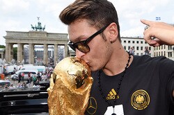 「メスト・エジルは信じられないような選手」　フリック監督、“オズの魔法使い”へのオマージュ