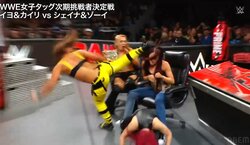 「大事故」不運すぎる女子レスラー、衝撃の“流れ弾”KOにファン騒然 パートナーが見せた“ドン引き”の表情もスゴイ