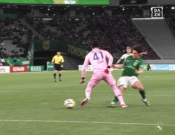 「何やってるんだ！」FC東京守護神の“衝撃失点”にSNS騒然…「ちょっとお粗末」「なに余裕こいてるんや」「やらかしてるな」野澤大志ブランドンが痛恨ミスの瞬間