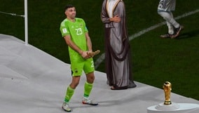 W杯優勝のアルゼンチンGK、卑猥ポーズを説明 「フランス人のせい」