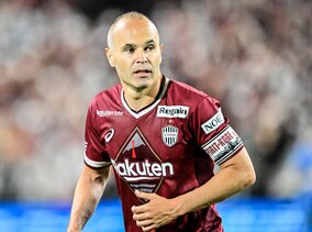 ｢ワールドクラス｣!! 神戸MFイニエスタとバルセロナFWレバンドフスキの画像が｢同じだ」や｢違う｣などと賛否両論に! 4人に囲まれた｢2人のドリブル姿｣