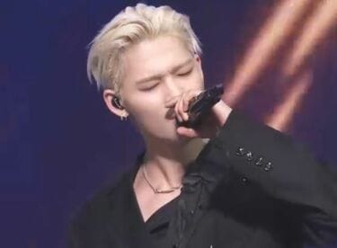 まだ10代？！」ENHYPEN・ニキ、金髪の短髪で大人の色気爆発！ライブ力