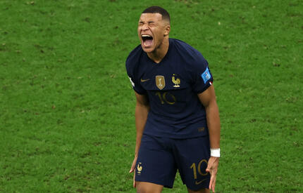W杯の決勝だぞ」ムバッペがW杯決勝のハーフタイムに檄を飛ばす姿