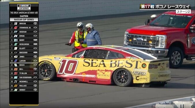 10号車は動けずレッカー車で牽引されることに